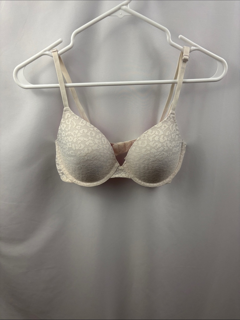 PINK Victoria’s Secret white lace wear everywhere t-shirt lightly lined bra 32D